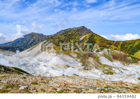 立山、紅葉の奥大日岳と地獄谷 立山、紅葉の奥大日岳と地獄谷 94359482