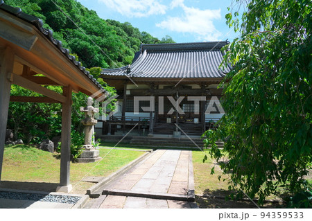 【中国三十三観音霊場】第三十二番 観音院 本堂と夏の日差し2 鳥取県鳥取市 【中国三十三観音霊場】第三十二番 観音院 本堂と夏の日差し2 鳥取県鳥取市 94359533