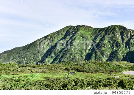 夏の立山、バスの車窓から大日連山を望む 94359575