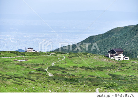 夏の立山、天狗平方面を望む 94359576