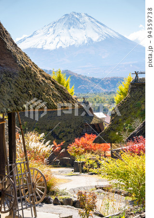 茅葺民家と富士山の秋《撮影協力：西湖いやしの里根場様》 94359738