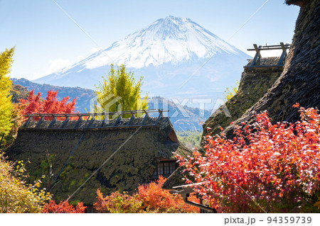 茅葺民家と富士山の秋《撮影協力:西湖いやしの里根場様》 茅葺民家と富士山の秋《撮影協力:西湖いやしの里根場様》 94359739