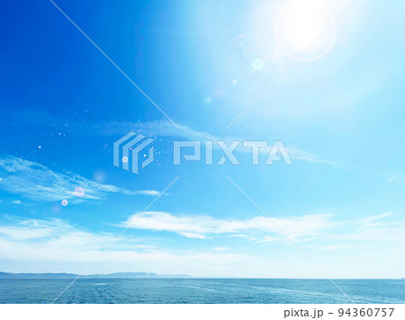 真っ青な空と美しい海の風景 94360757