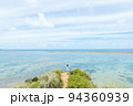 沖縄旅行　ザネー浜から青い海を眺める小学生女の子　 94360939