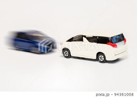 車の正面衝突事故イメージ 94361008