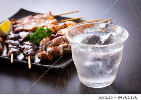 居酒屋の焼酎と焼鳥盛り合せ 94361126