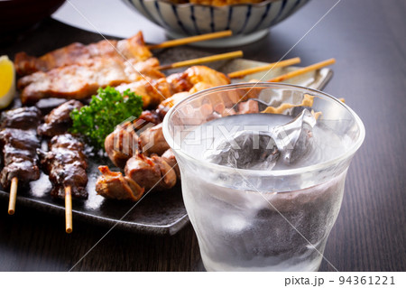 居酒屋の焼酎と焼鳥盛り合せ 居酒屋の焼酎と焼鳥盛り合せ 94361221