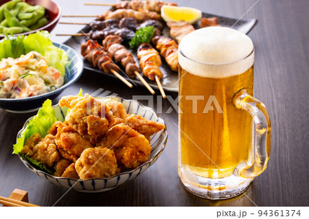居酒屋の生ビールと料理  94361374