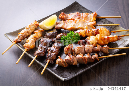 居酒屋の焼鳥盛り合せ 94361417