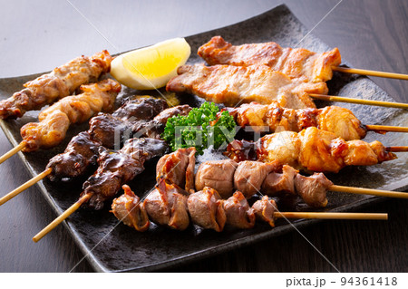 居酒屋の焼鳥盛り合せ 94361418