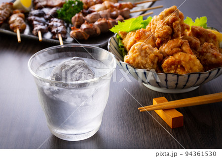 居酒屋の焼酎と料理 94361530