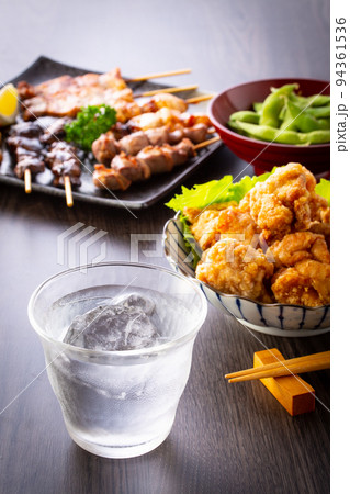 居酒屋の焼酎と料理 94361536