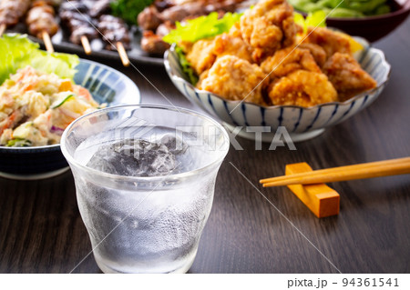 居酒屋の焼酎と料理 94361541