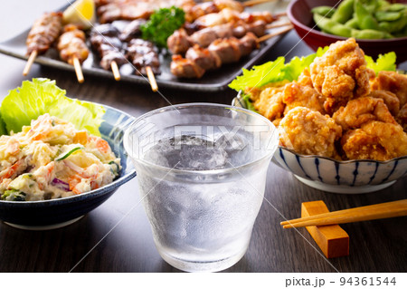 居酒屋の焼酎と料理 94361544