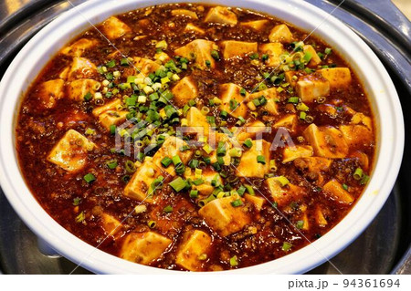 大皿に盛られた麻婆豆腐 94361694