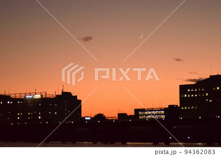 夕焼け空と月 94362083