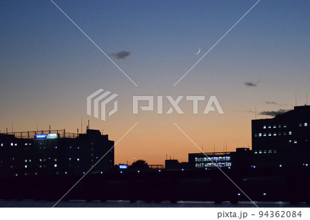 夕焼け空と月 94362084