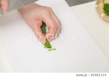 【巻いた大葉を千切りにし薬味を作る】 【巻いた大葉を千切りにし薬味を作る】 94362124