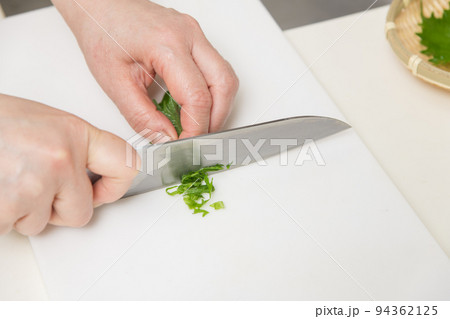 【巻いた大葉を千切りにし薬味を作る】 【巻いた大葉を千切りにし薬味を作る】 94362125