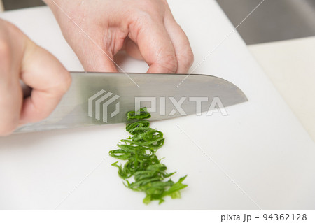 【巻いた大葉を千切りにし薬味を作る】 【巻いた大葉を千切りにし薬味を作る】 94362128