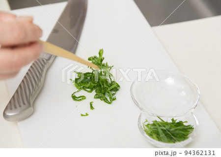 【巻いた大葉を千切りにし薬味を作る】 【巻いた大葉を千切りにし薬味を作る】 94362131