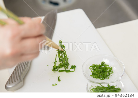 【巻いた大葉を千切りにし薬味を作る】 【巻いた大葉を千切りにし薬味を作る】 94362134