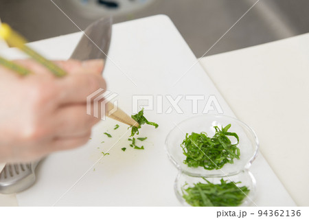 【巻いた大葉を千切りにし薬味を作る】 【巻いた大葉を千切りにし薬味を作る】 94362136