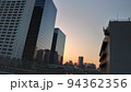 都会の夕焼け 94362356