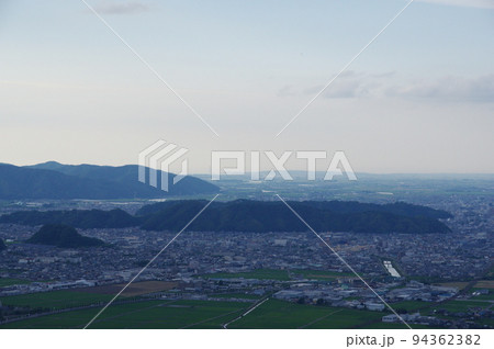 文殊山からの福井市　足羽三山の眺め 94362382