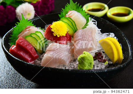 お造り盛り合せ　鮪と鯛と鰆 94362471
