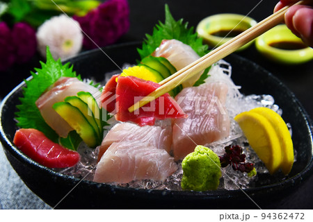 お造り盛り合せ　鮪と鯛と鰆 94362472