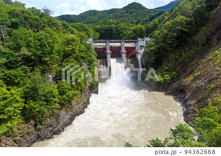北海道平取町、放流中の岩知志ダム【8月】 94362668