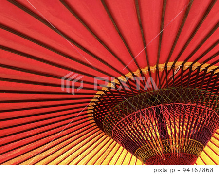 伝統の和傘　光を受けて美しい番傘 94362868