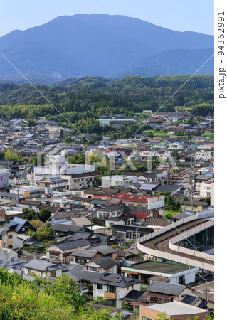 高所から見る「さつま町」の街並みと紫尾山 94362991