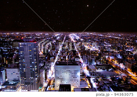 北海道の美しいビル群が並ぶ都市夜景 94363075