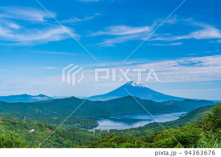 (神奈川県)新緑の箱根大観山から冠雪した富士山 (神奈川県)新緑の箱根大観山から冠雪した富士山 94363676