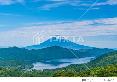 (神奈川県)新緑の箱根大観山から冠雪した富士山 (神奈川県)新緑の箱根大観山から冠雪した富士山 94363677