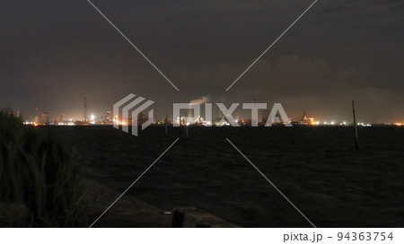 海の向こうに見える工場夜景 海の向こうに見える工場夜景 94363754