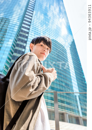 オフィスカジュアルの若いビジネスマンのイメージカット　新橋駅前　顔はアウトフォーカス 94363911