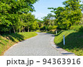 山口きらら博記念公園大芝生広場の遊歩道(山口県山口市阿知須) 94363916