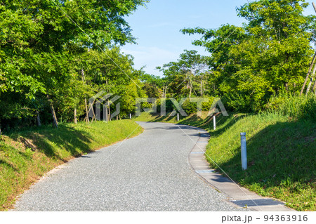 山口きらら博記念公園大芝生広場の遊歩道(山口県山口市阿知須) 山口きらら博記念公園大芝生広場の遊歩道(山口県山口市阿知須) 94363916