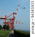 お台場にある東京港のガントリークレーン写真です。 94363925