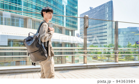 オフィスカジュアルの若いビジネスマン　新橋駅前 94363984