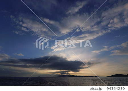 暗雲が夕陽を遮った晩夏の海岸夕景・超広角・空主体・220910pm 暗雲が夕陽を遮った晩夏の海岸夕景・超広角・空主体・220910pm 94364230