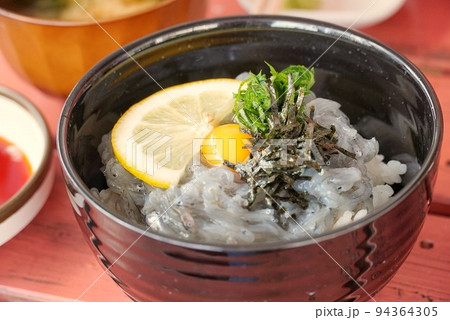 新鮮で美味しい生シラス丼 新鮮で美味しい生シラス丼 94364305
