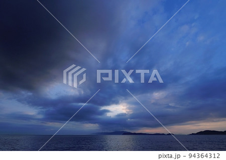暗雲が夕陽を遮った晩夏の海岸夕景・超広角・空主体・220910pm 暗雲が夕陽を遮った晩夏の海岸夕景・超広角・空主体・220910pm 94364312
