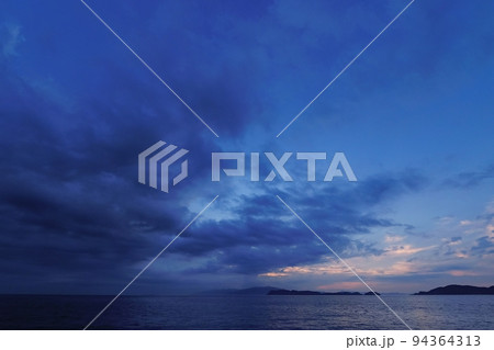 暗雲が夕陽を遮った晩夏の海岸夕景・超広角・空主体・220910pm 暗雲が夕陽を遮った晩夏の海岸夕景・超広角・空主体・220910pm 94364313
