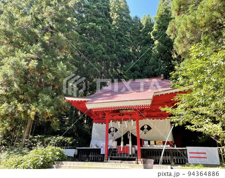 辰子の像がある田沢湖の御座石神社 94364886