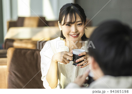 会話する若い男女 94365198