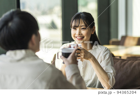 会話する若い男女 94365204